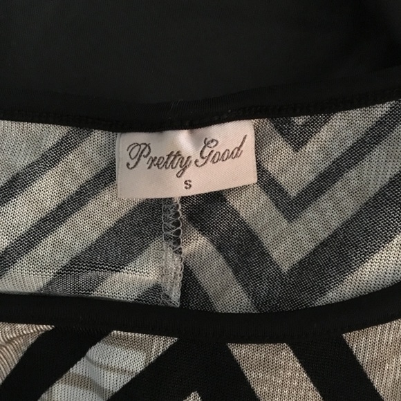 Pretty Good zig zag capsleeve Ruffle Top - Picture 8 of 8